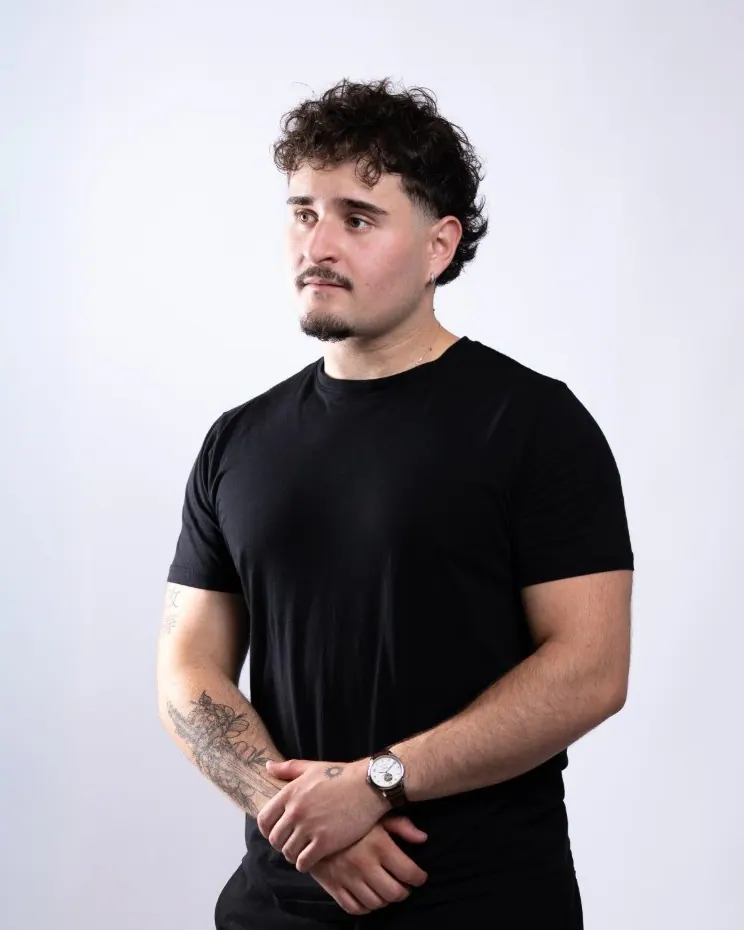 Alexandre La Carruba en studio, en buste, les mains jointes