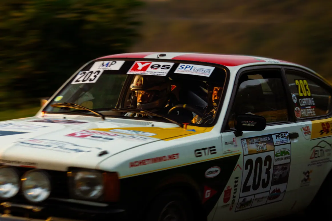 Voiture de rallye en pleine course