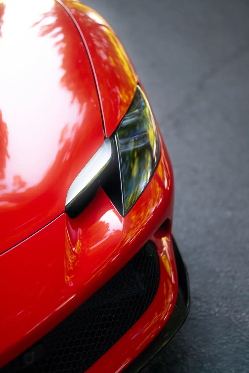 Avant d'une voiture rouge en gros plan