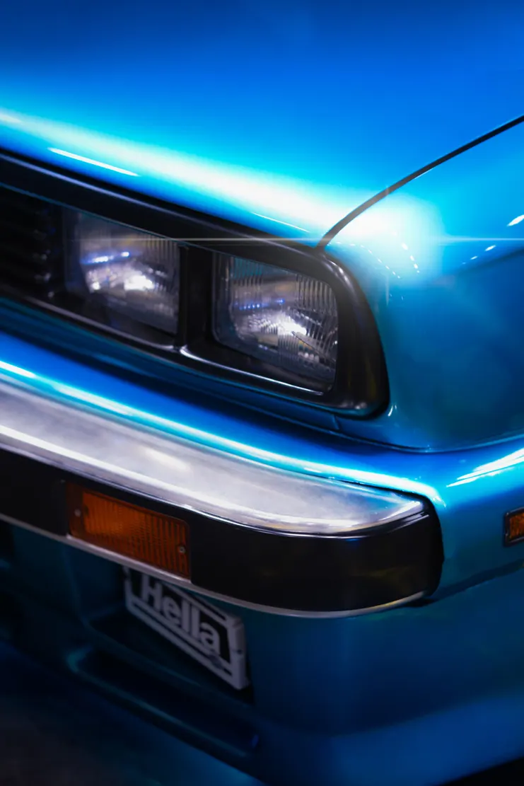 Calandre d'une voiture ancienne bleue