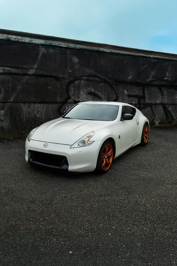 Nissan 370Z blanche sur un parking