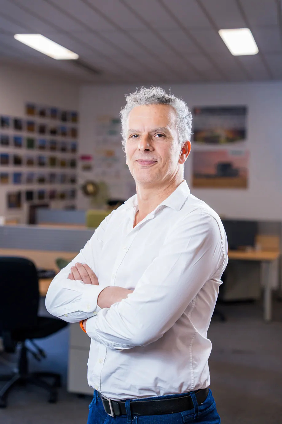 Portrait corporate debout au bureau, bras croisés : collaborateur en chemise blanche