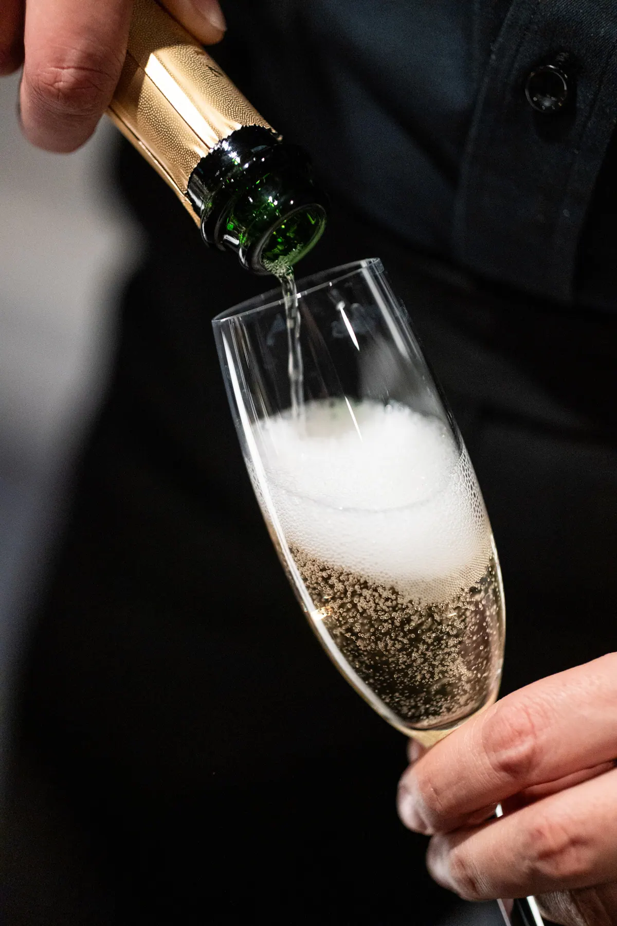 Coupe de champagne servie pendant un cocktail d'entreprise
