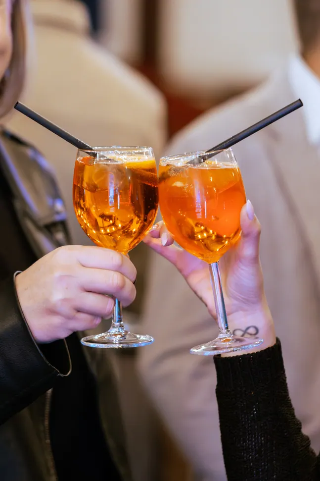 Deux verres de spritz qui trinquent