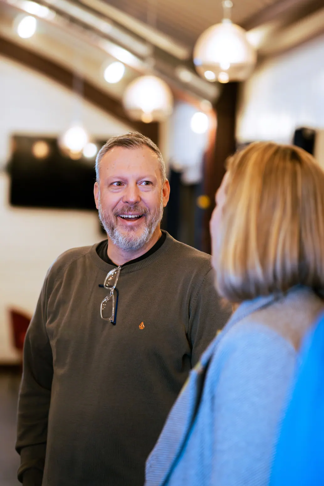 Invité souriant en pleine conversation pendant une soirée