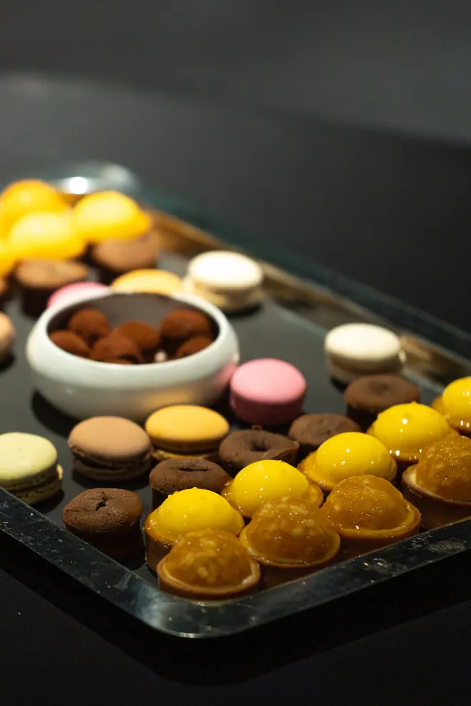 Plateau de macarons et de mignardises