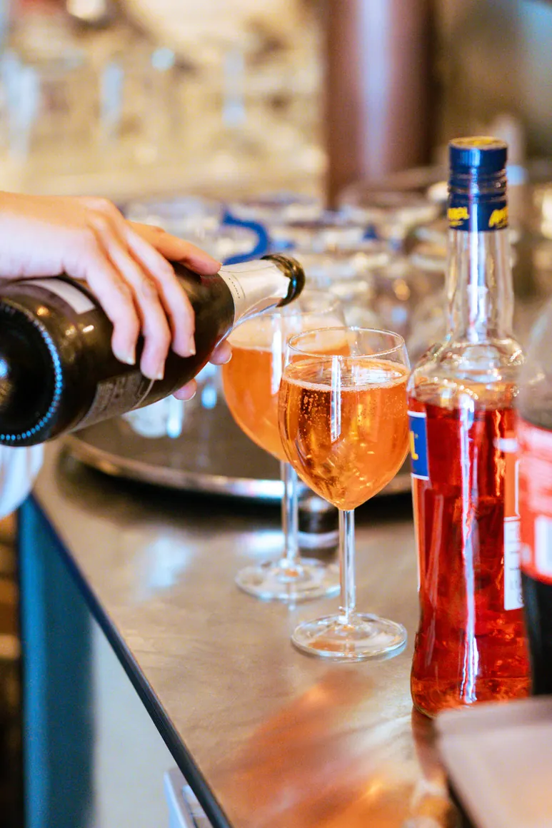 Spritz versé au bar pendant une soirée