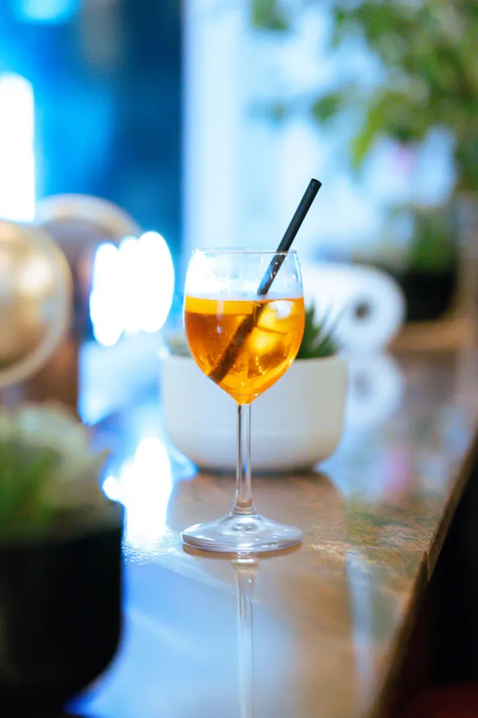Spritz posé sur le comptoir d'un bar