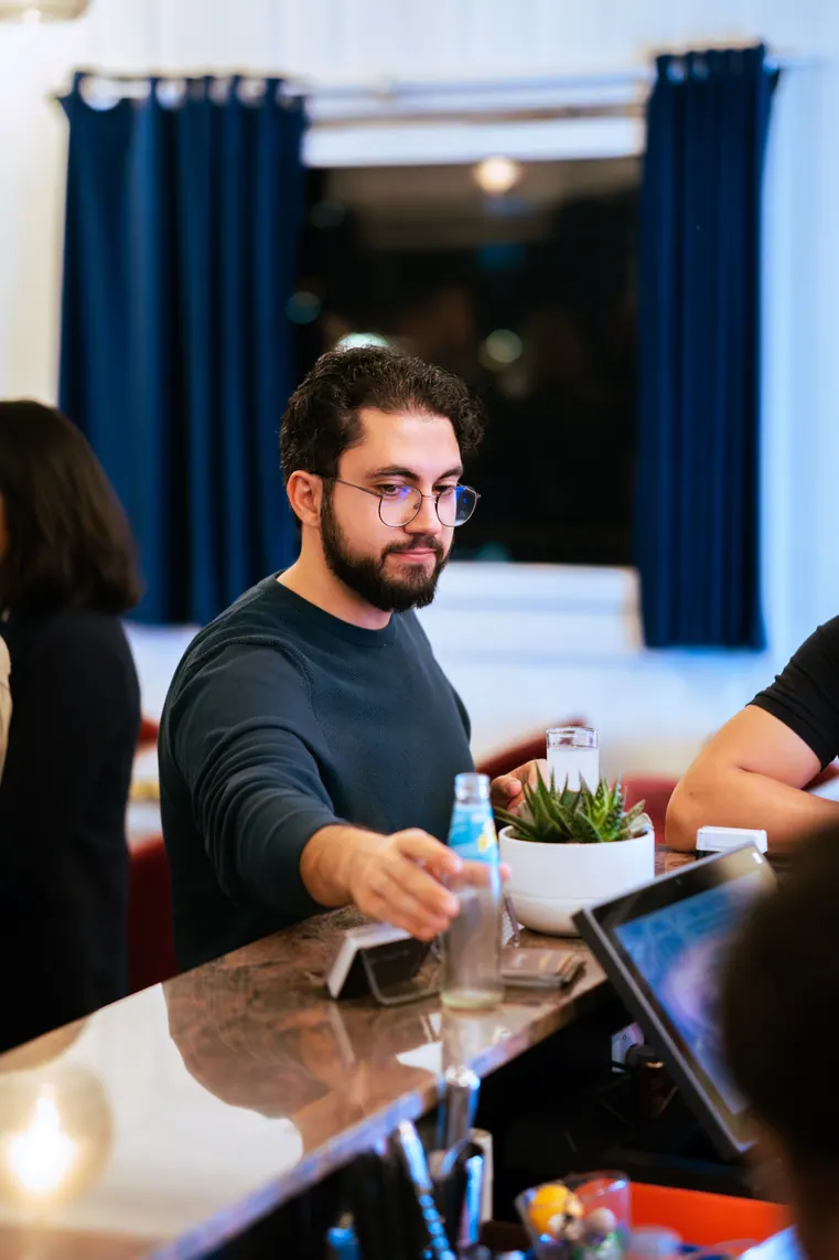 Serveur au bar pendant une soirée
