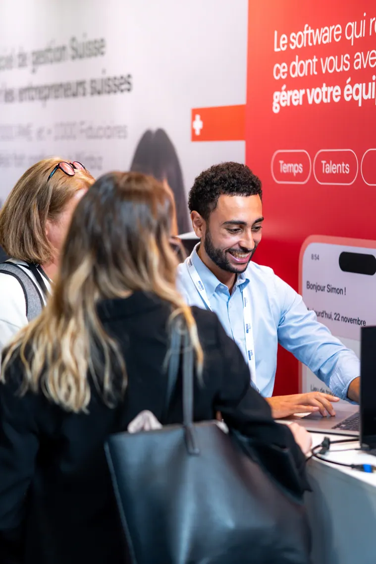 Visiteurs au comptoir d'un stand Factorial