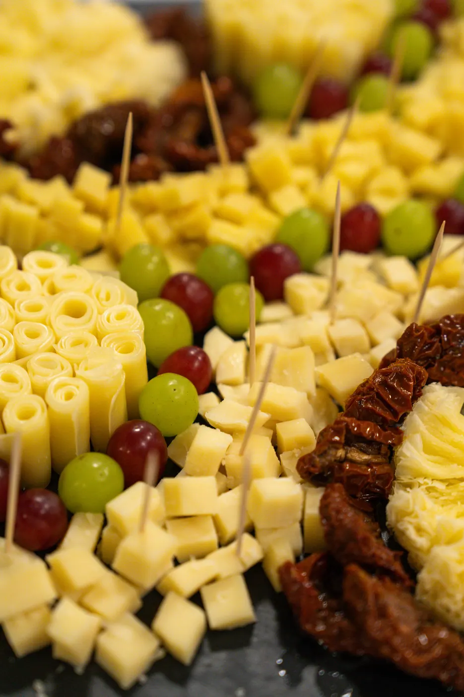 Plateau de fromages et de raisins