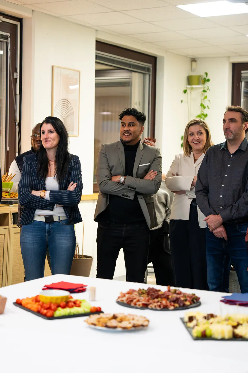 Invités debout autour d'un buffet