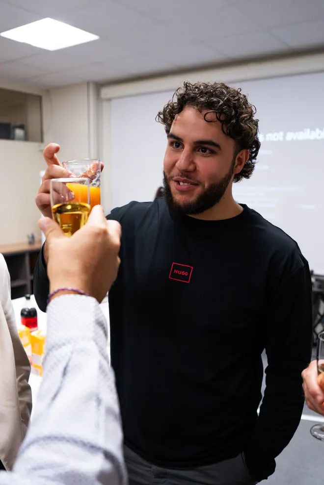 Invité qui lève son verre