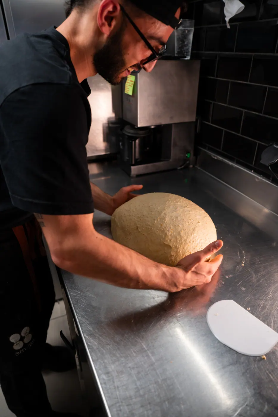 Chef qui façonne une pâte en cuisine