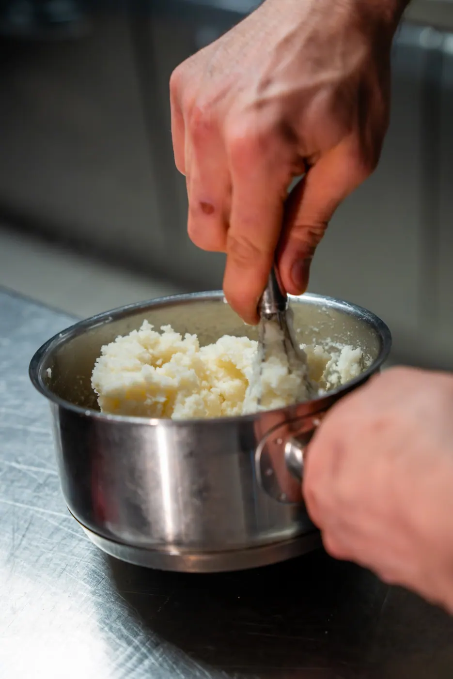 Riz remué dans une casserole