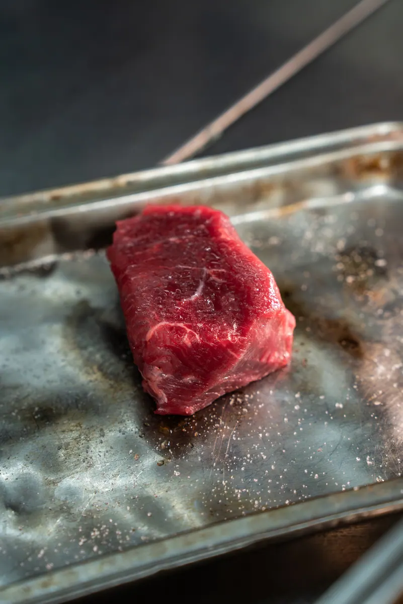 Pièce de viande crue sur une plaque