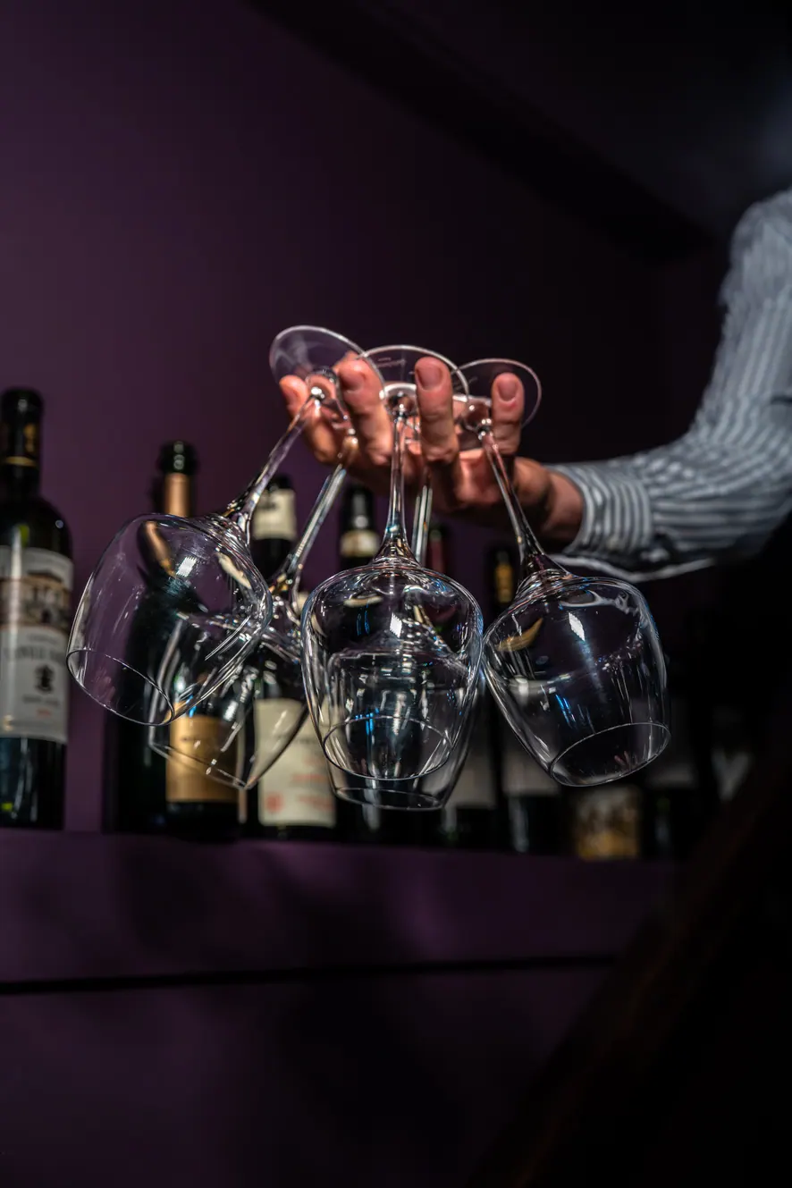Verres à vin tenus à l'envers, au bar