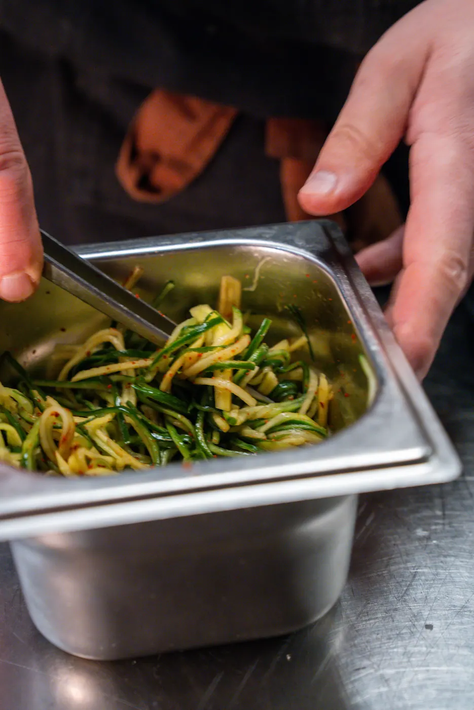 Légumes saisis à la pince en cuisine