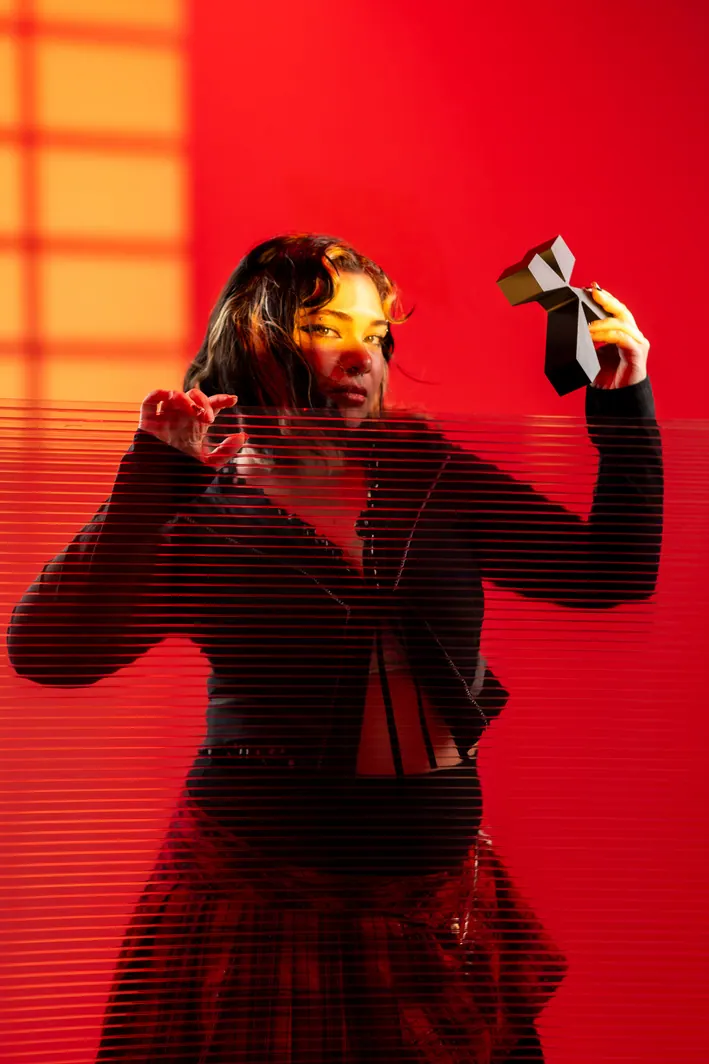 Portrait créatif sur fond rouge, avec reflets et jeux de lumière