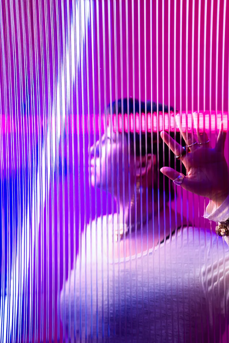 Portrait en lumière violette à travers un filtre strié