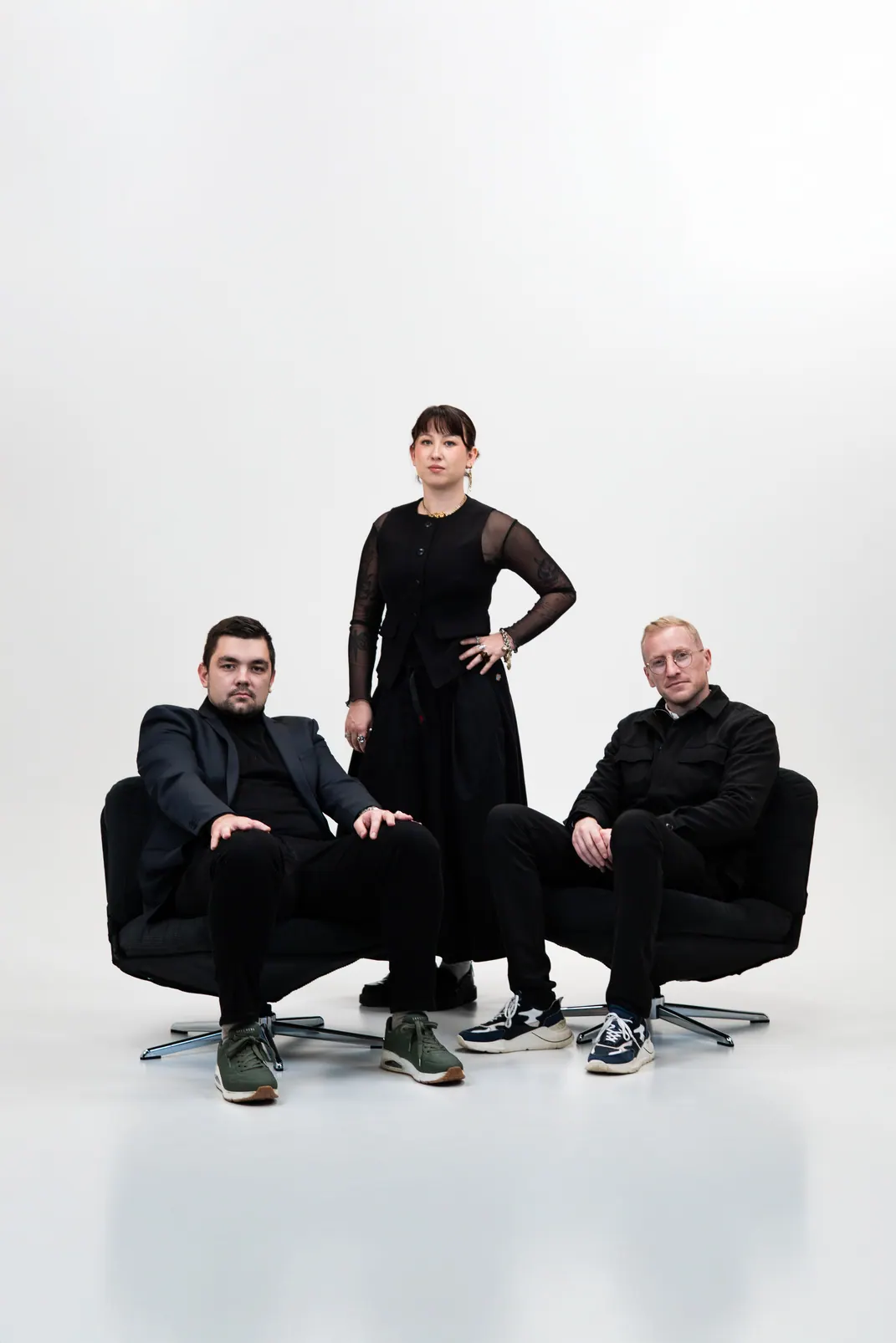 Portrait de groupe en studio blanc, trois personnes
