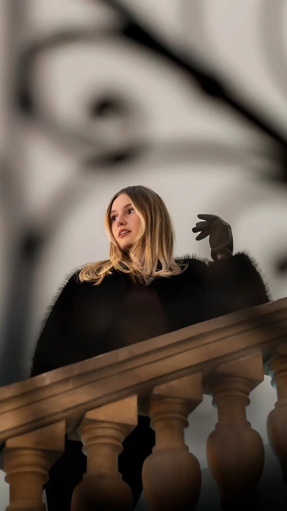 Femme en noir sur un balcon à balustres