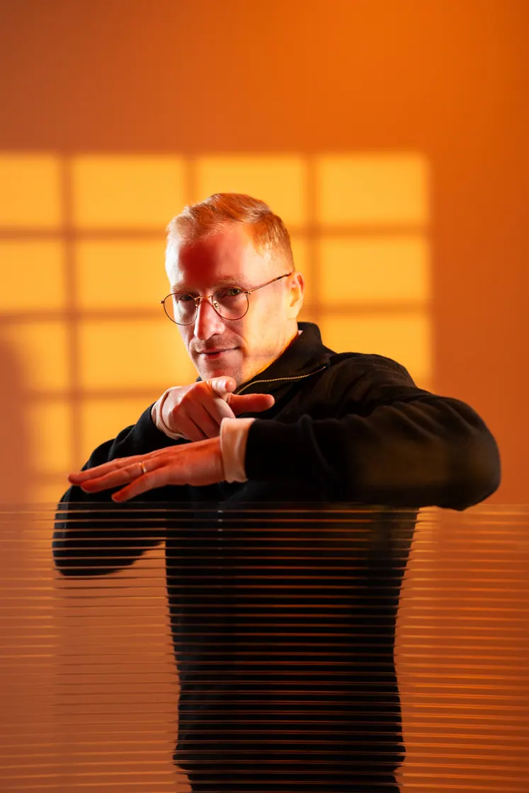 Portrait d'un homme à lunettes en lumière orangée