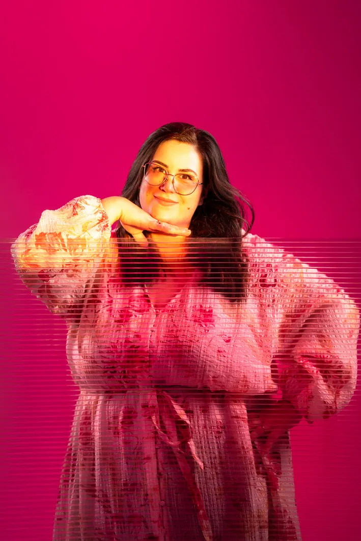 Femme en robe rose sur fond rose