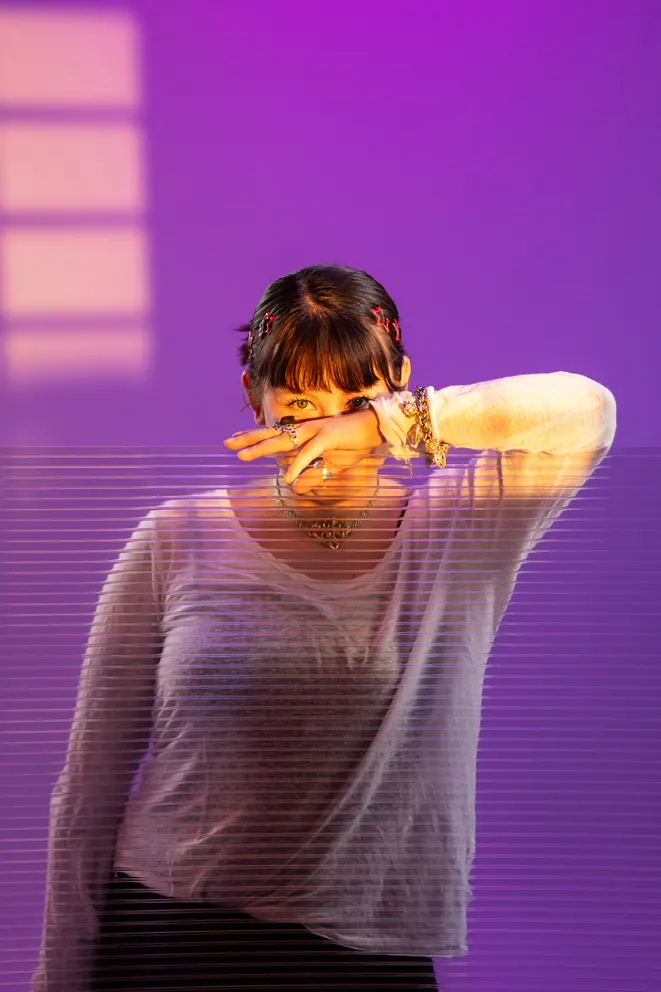 Femme sur fond violet, lumière de fenêtre