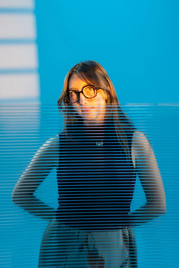 Femme à lunettes sur fond bleu
