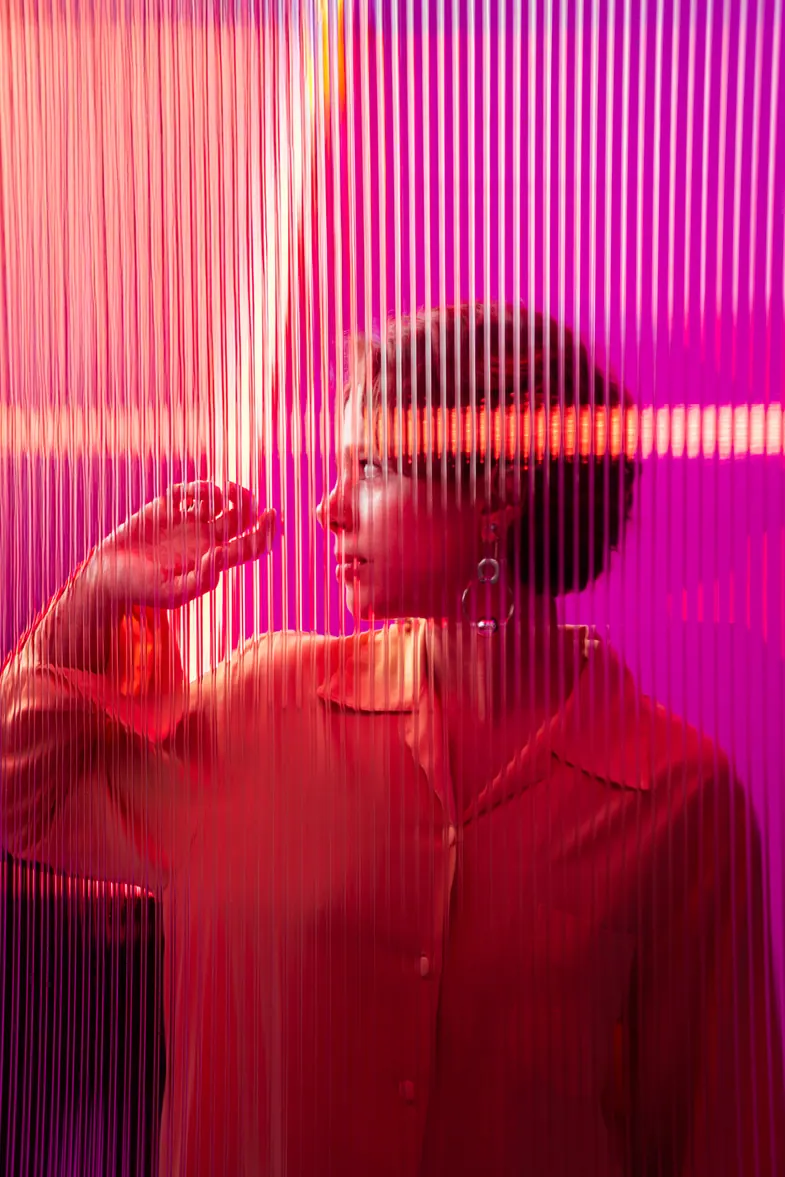 Femme dans des reflets roses striés