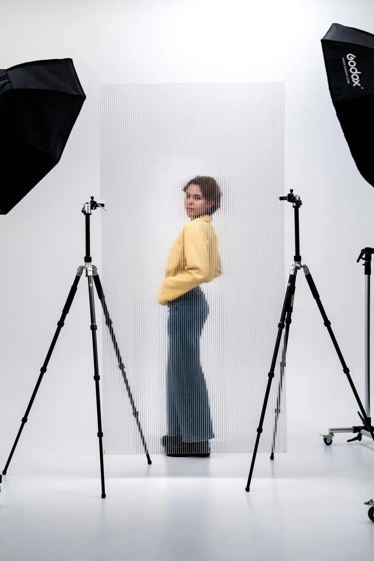 Femme en studio, éclairages visibles