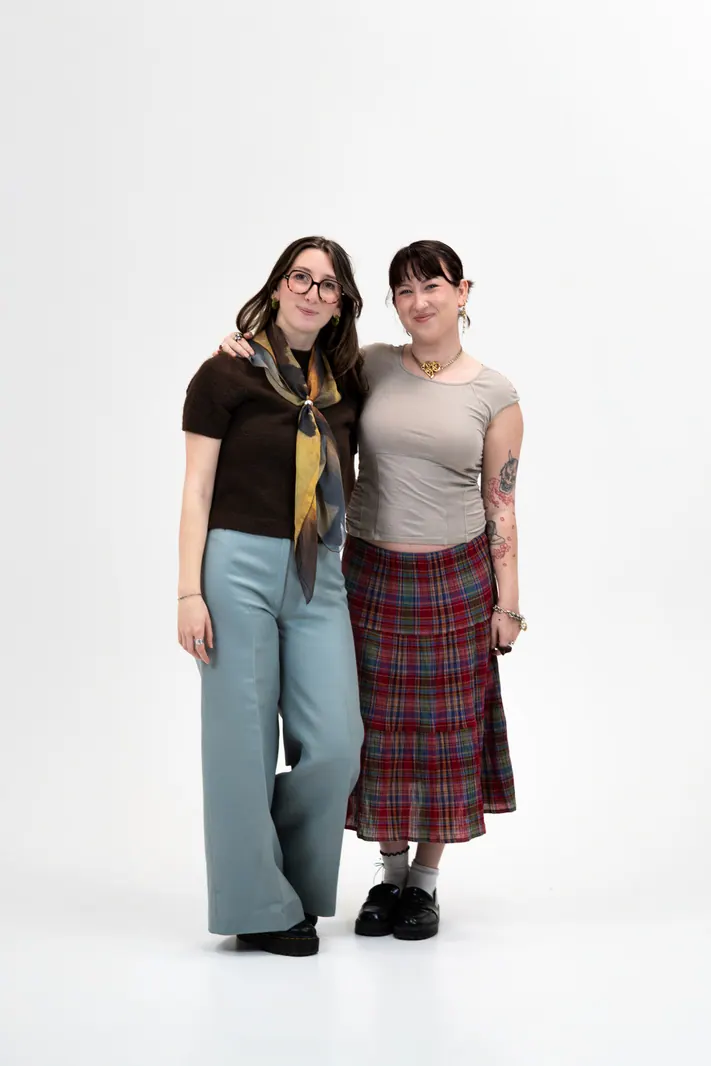 Deux femmes debout en studio blanc