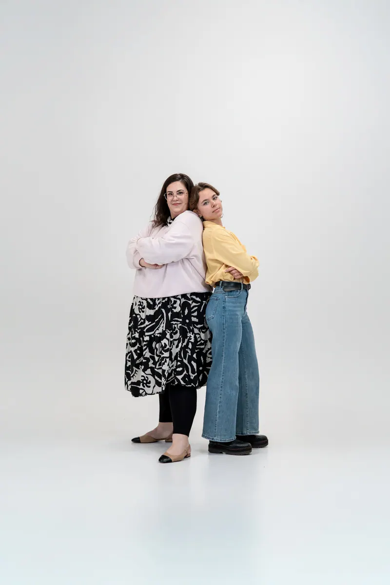 Deux femmes qui posent en studio blanc