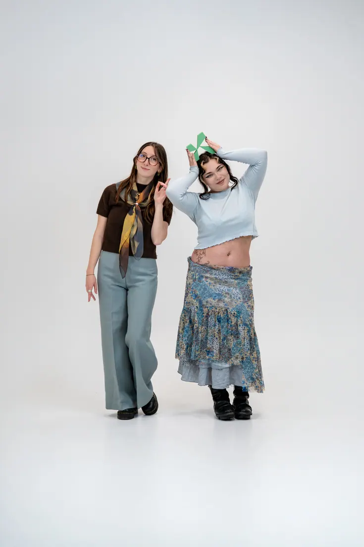 Deux femmes complices en studio blanc