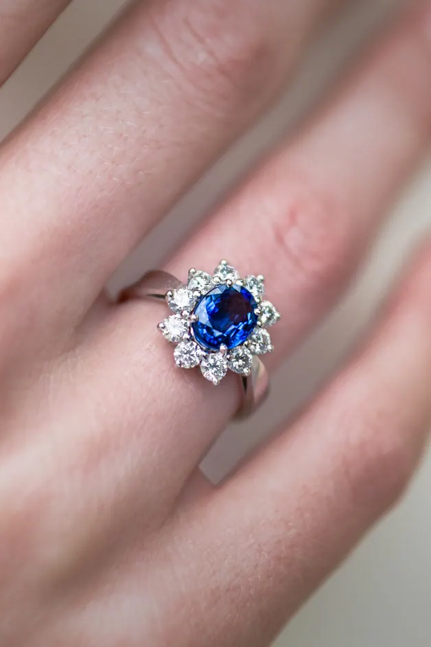 Bague saphir et diamants portée à la main