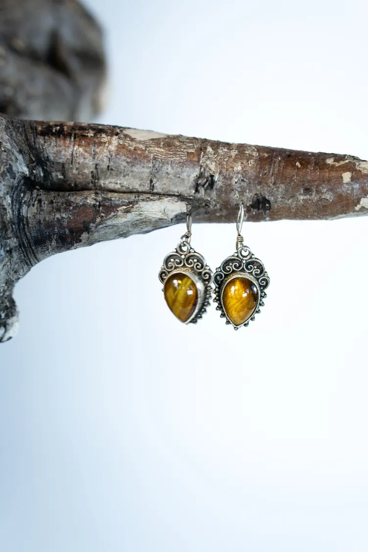 Boucles d'oreilles en ambre suspendues à une branche