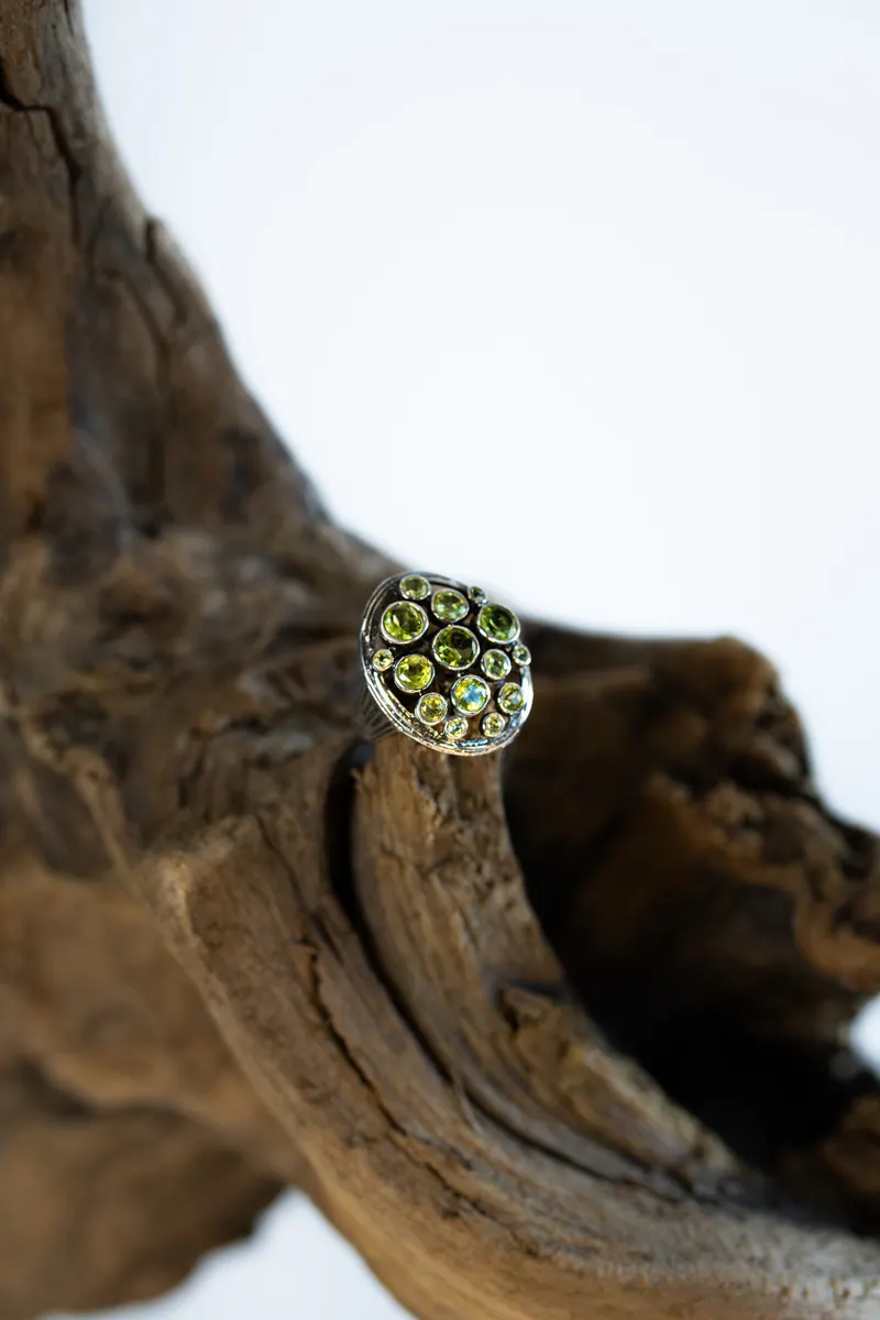 Bague posée sur du bois flotté