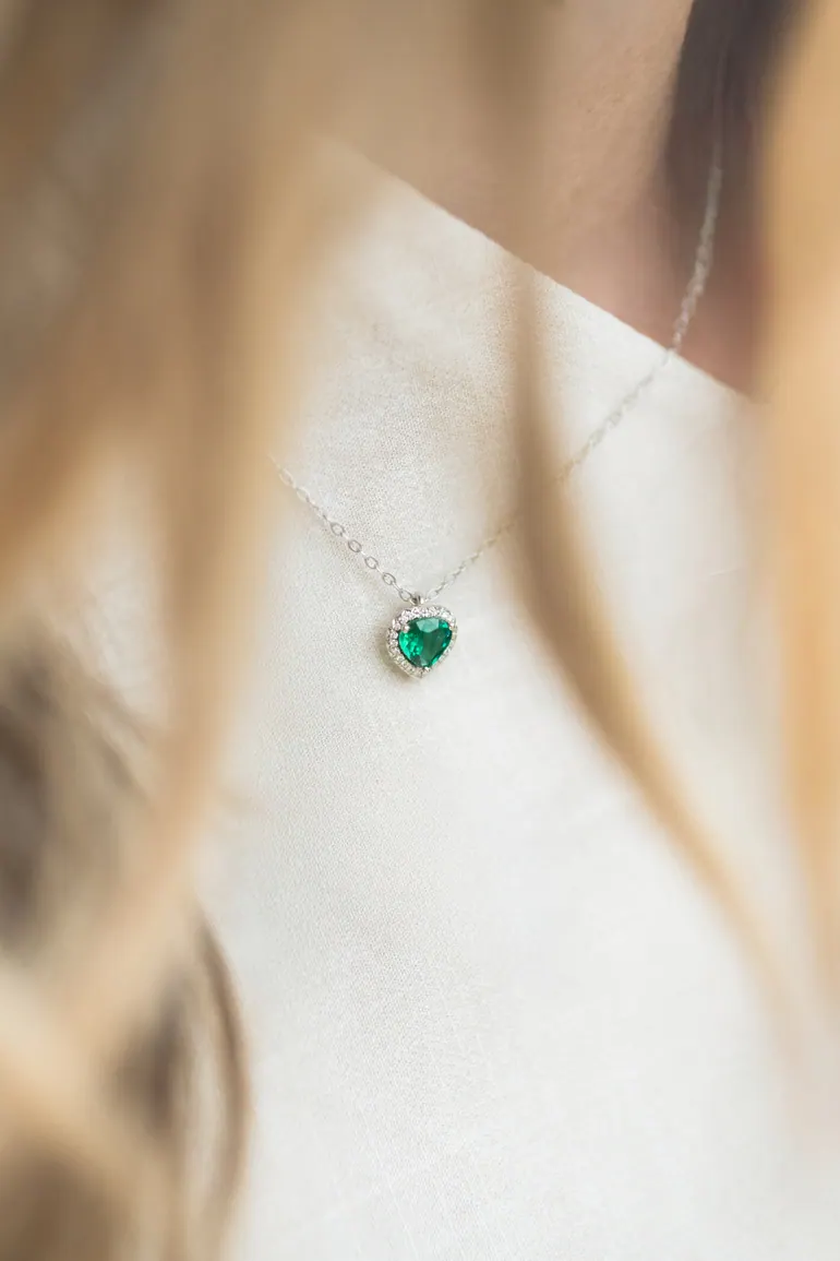 Pendentif cœur vert porté