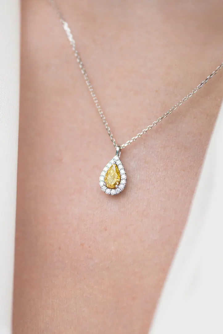 Pendentif goutte jaune porté