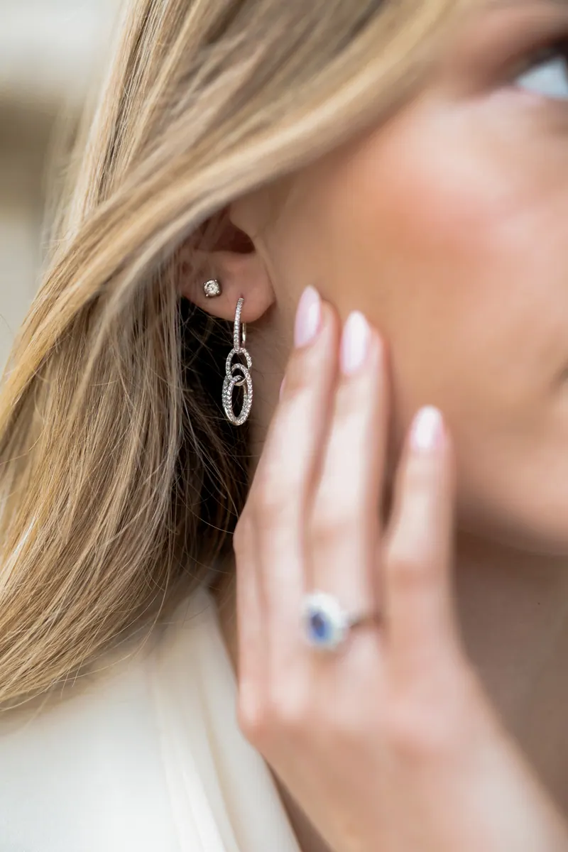 Boucle d'oreille et bague portées