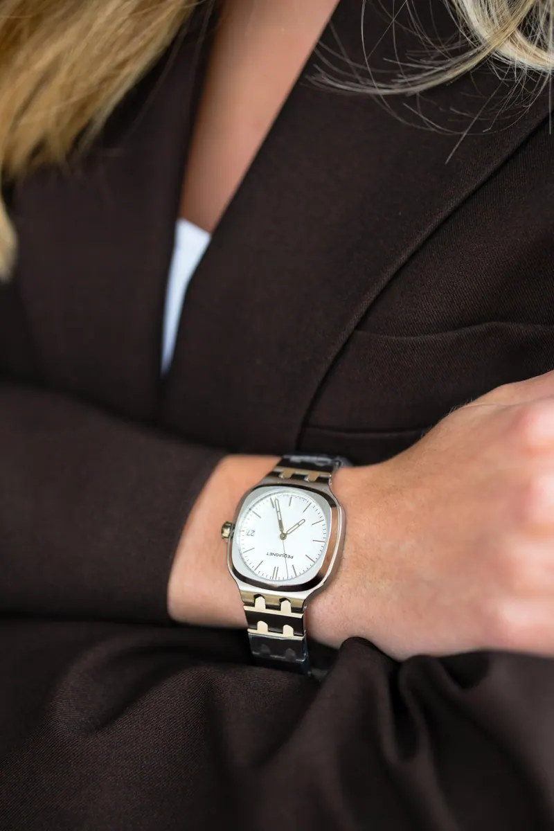 Montre au poignet, veste marron