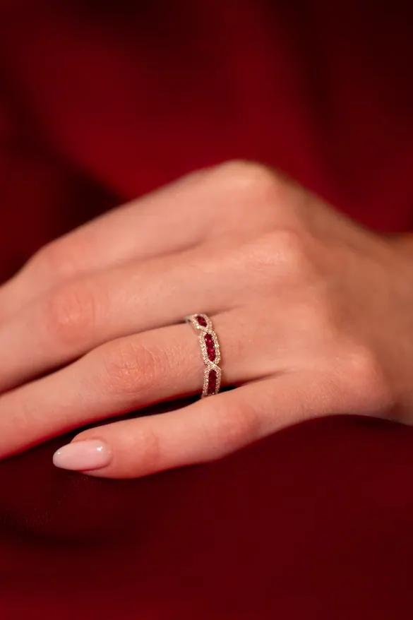 Bague portée sur un satin rouge