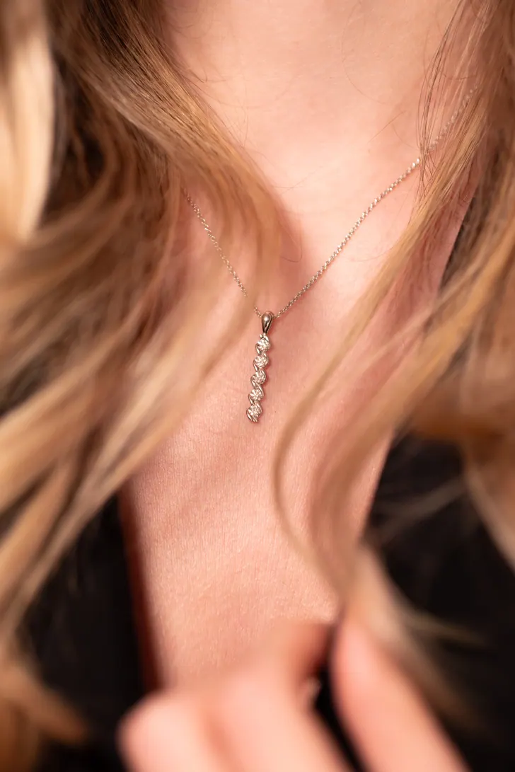 Pendentif fin porté, cheveux blonds