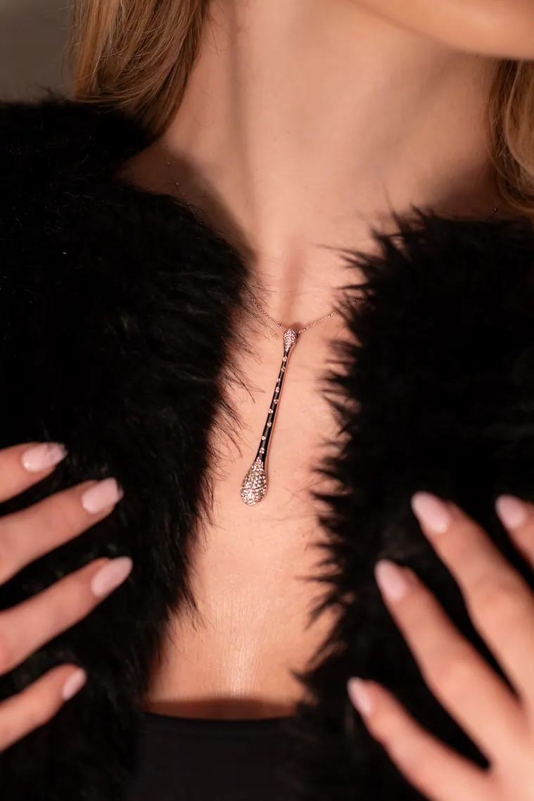 Pendentif sur une fourrure noire