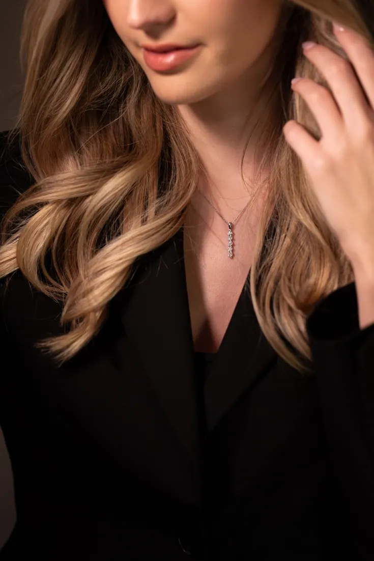 Femme portant un collier fin