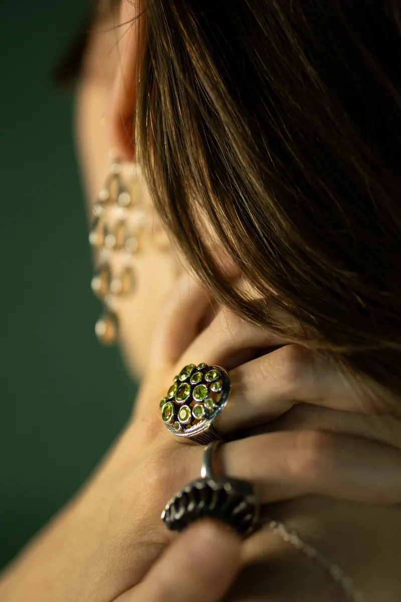 Boucles d'oreilles et bagues, fond vert