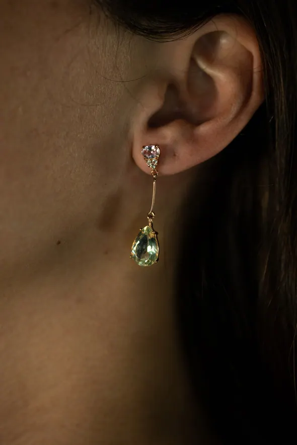 Boucle d'oreille pendante portée