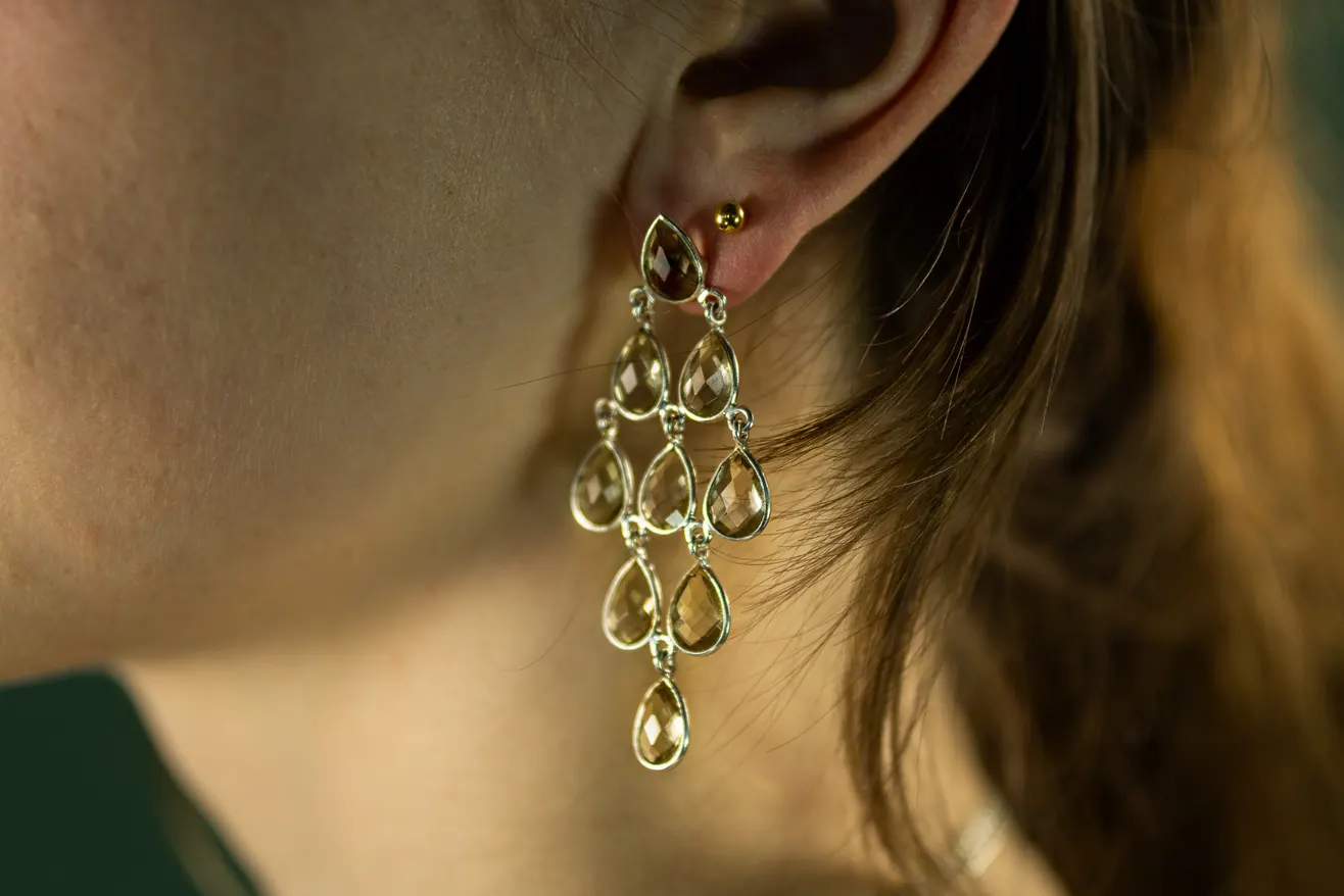 Boucles d'oreilles chandelier portées