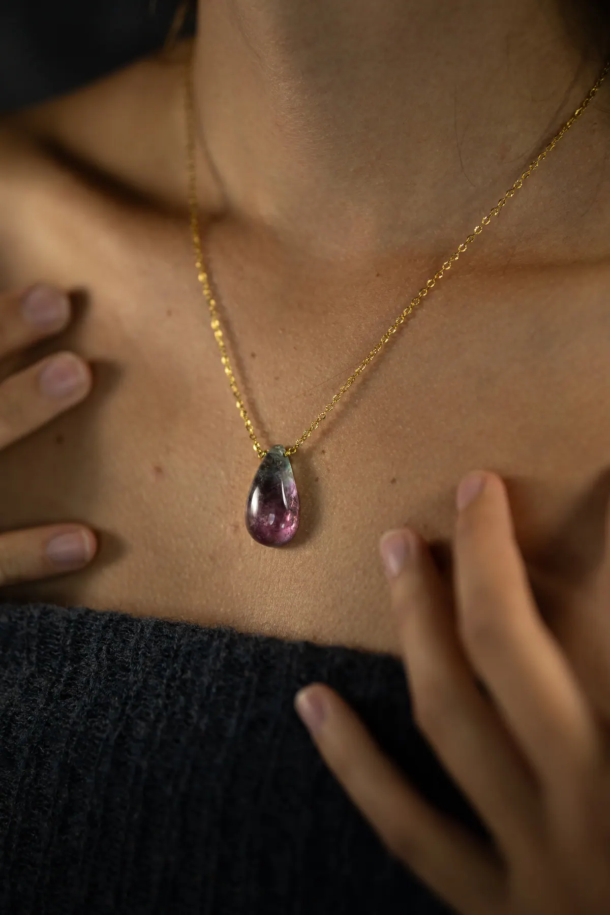 Pendentif goutte violet porté